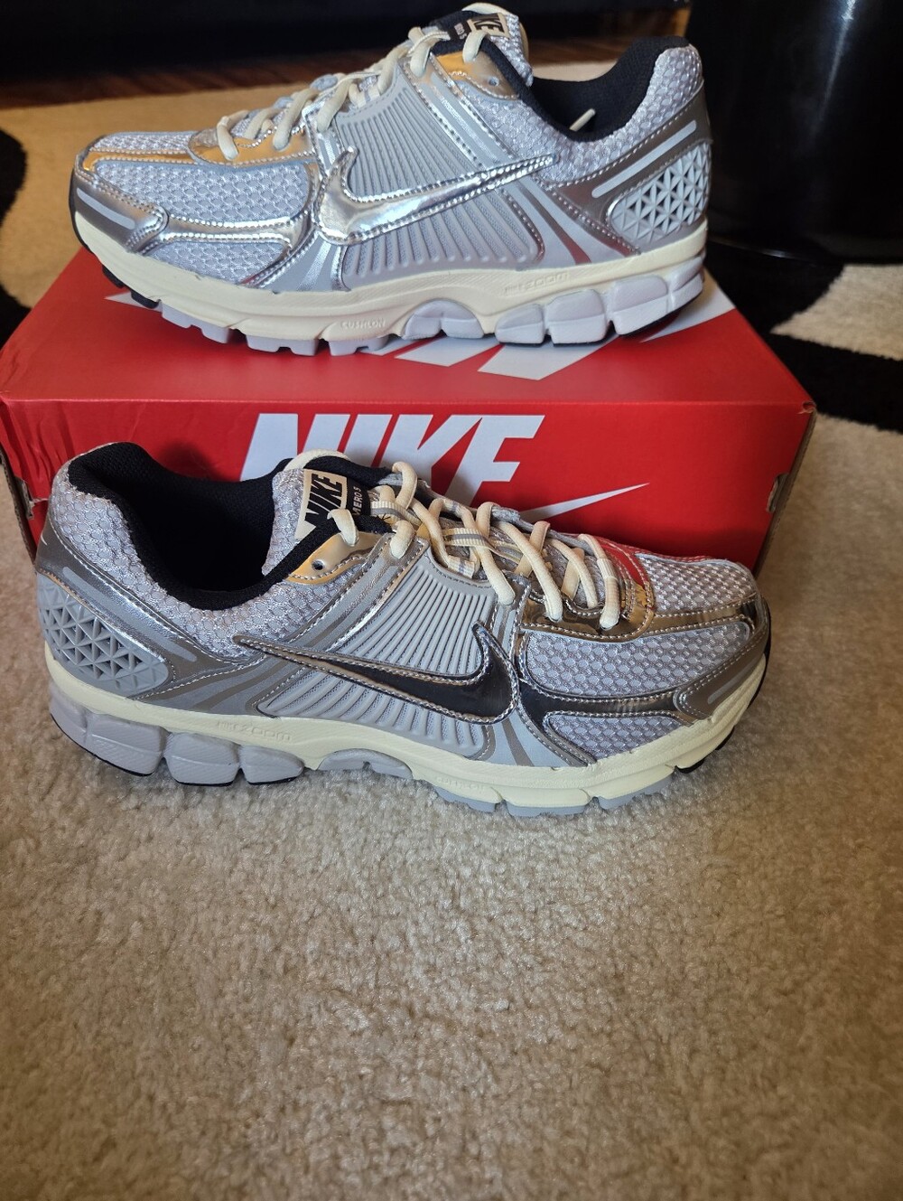 NIKE ZOOM VOMERO 5 'GREY FOG/CHROME' SNEAKER